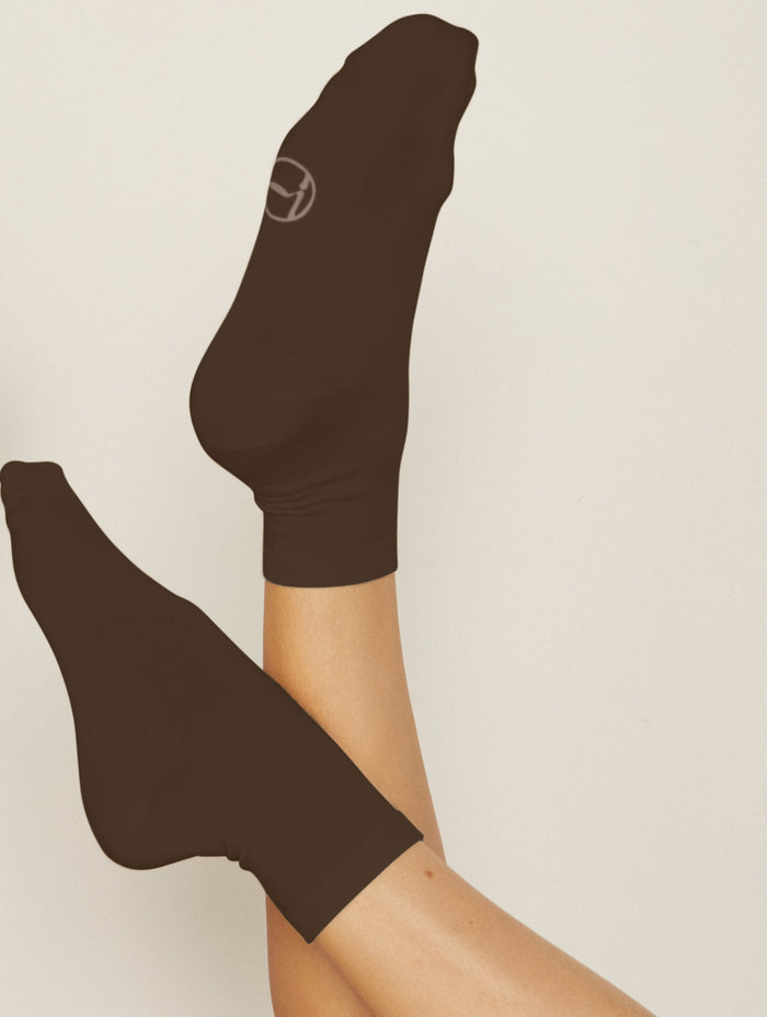 Model wearing cocoa brown mid rise classic sock with ribbed top and cushioned sole, business & everyday sock, bamboo socks