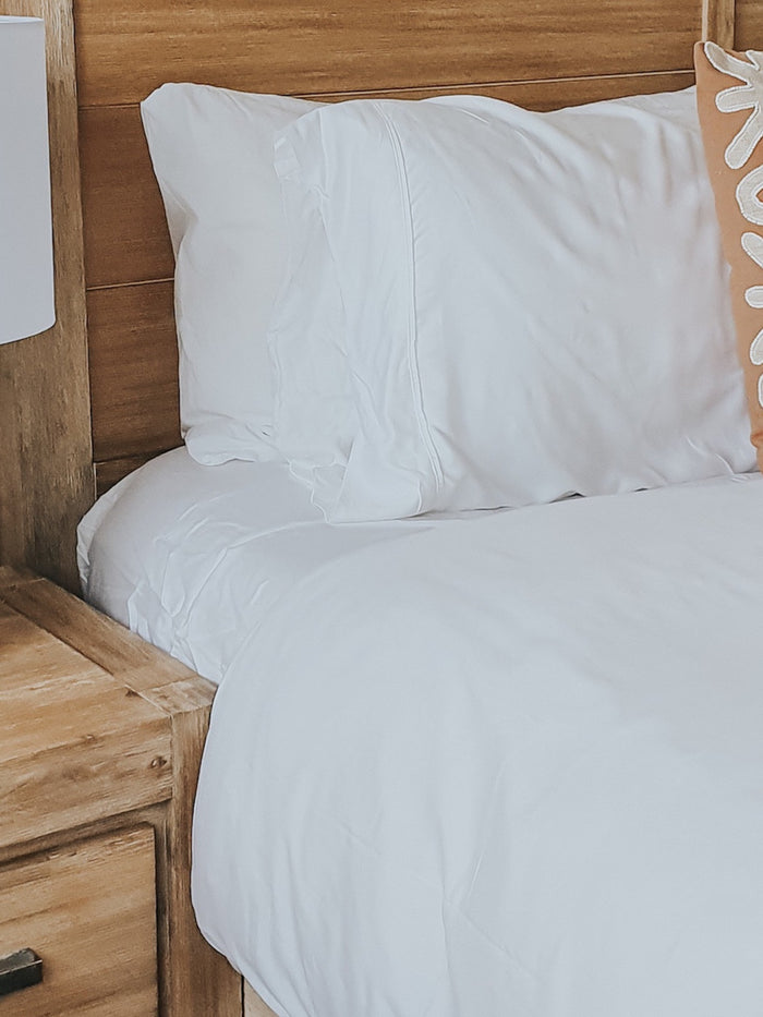 queen bed bamboo sheet set with fitted sheet, flat sheet and 2 pillow slips in white, bamboo bedding