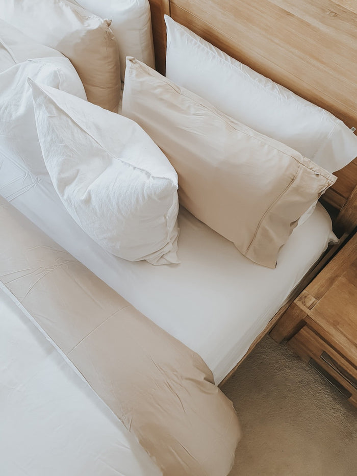 queen bed bamboo sheet set with fitted sheet, flat sheet and 2 pillow slips in white, bamboo bedding