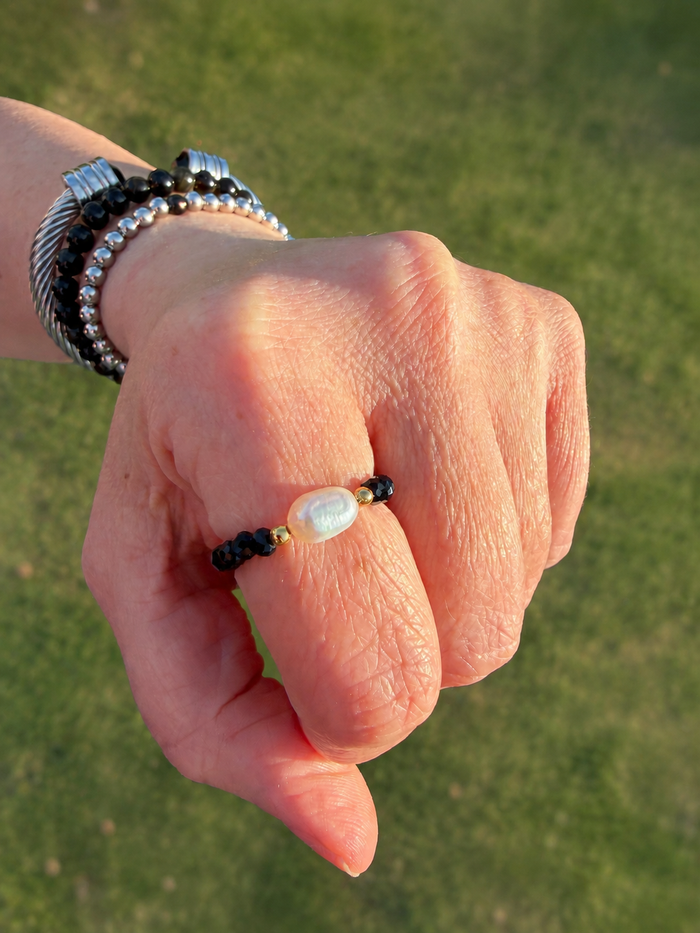 Ellie stretch ring black bead pearl