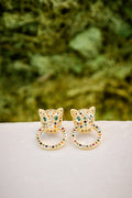 Onça jaguar stud earrings featuring gold plating and multicolored zircon stones in a detailed animal design
