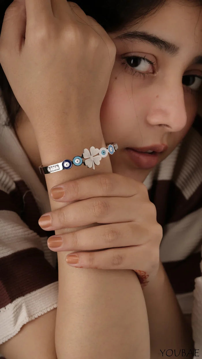 Quirky Flower Anti Tarnish Bracelet - Free Size