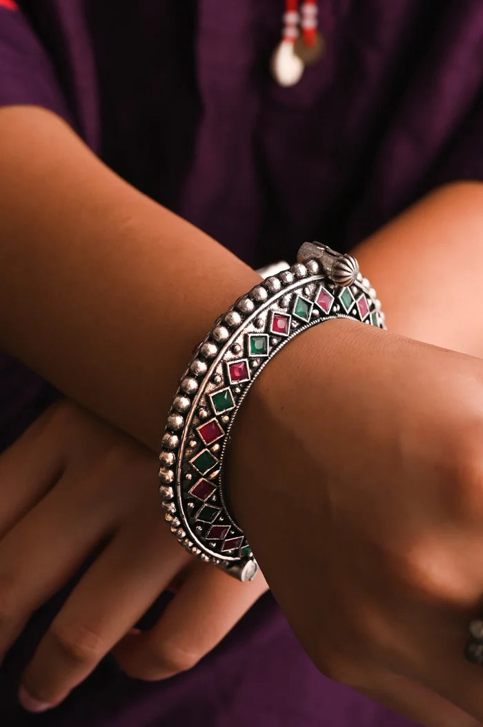 Ruby & Panna Look Alike Single Line - German Silver Handmade Kada (FREE SIZE)